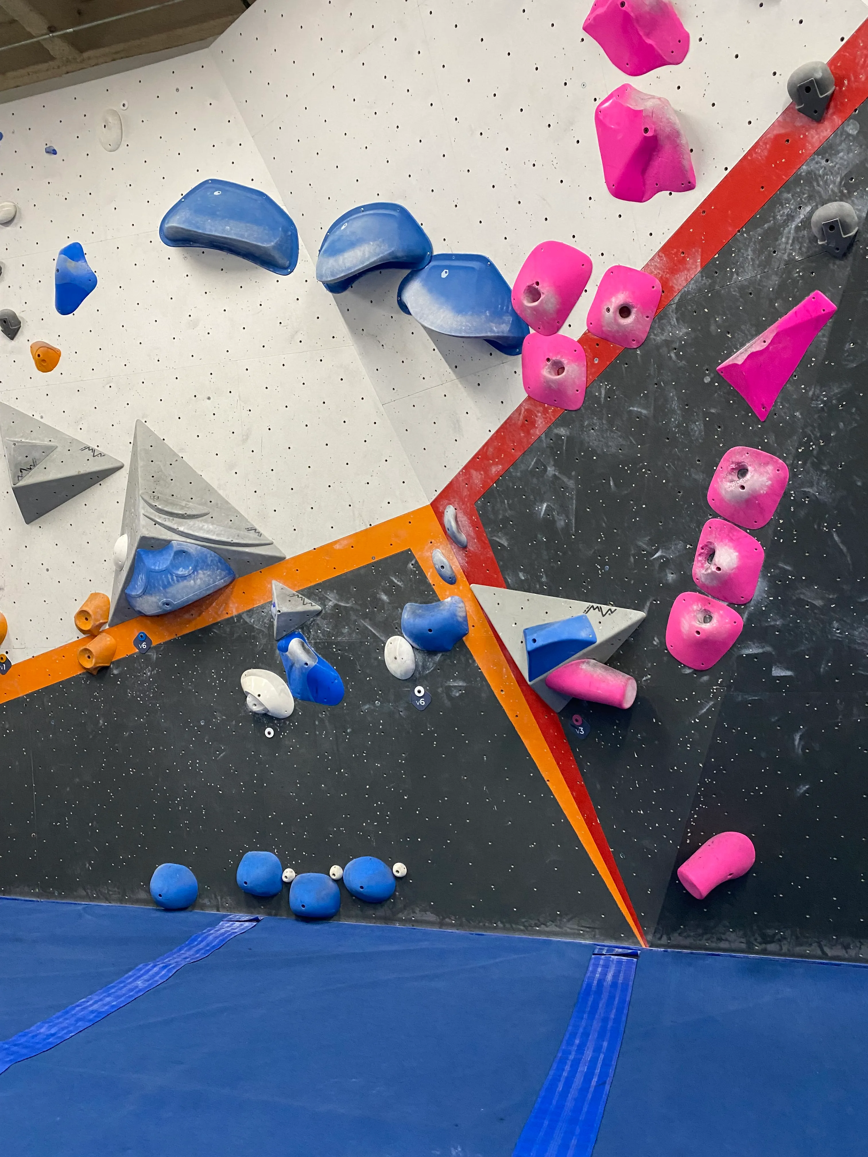 a footwork-heavy bouldering route with two long horizontal sections & a focus on using your arms to push down